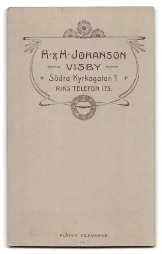 Fotografie H. & H. Johanson, Visby, Södra Kyrkogatan 1, Portrait junger Mann im Anzug sitzt auf einem Stuhl