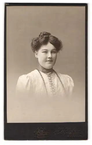 Fotografie Hj.Hedrein, Stockholm, hamngatan 15, Portrait Dame in gestreifter Bluse mit Halskette und Hochsteckfrisur