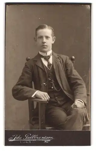 Fotografie Ida Gullbrantson, Lund, Stortorget 4, Portrait junger Mann im Anzug mit Schlips