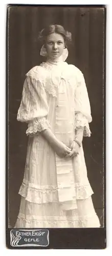 Fotografie Esther Eklöf, Gefle, Portrait Frau im weissen Kleid mit Mittelscheitel
