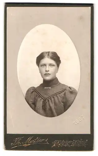 Fotografie Th. Matson, Mjölby, Portrait Dame im Kleid mit Mittelscheitel