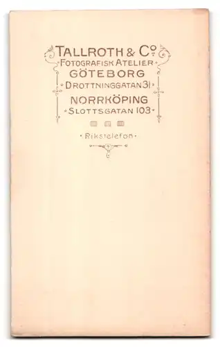 Fotografie Tallroth & Co., Göteborg, Drottninggatan 31, Portrait junger Mann im Anzug mit Krawatte