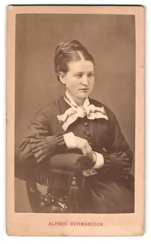 Fotografie Alfred Hermansson, Örebro, midt emot Apotheket, Portrait junge Frau im Kleid mit hochgestecktem Zopf