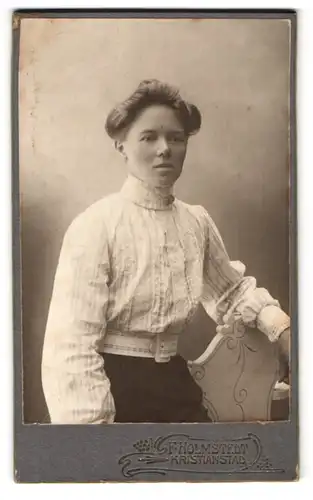 Fotografie F. Holmstedt, Kristianstad, Östra Storgatan 91, Portrait Frau Matilda in weisser Bluse