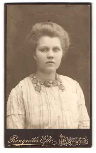 Fotografie Ranqnitts Eftr., Teckomatorp, Portrait Dame in weisser Bluse mit toupierten Haaren