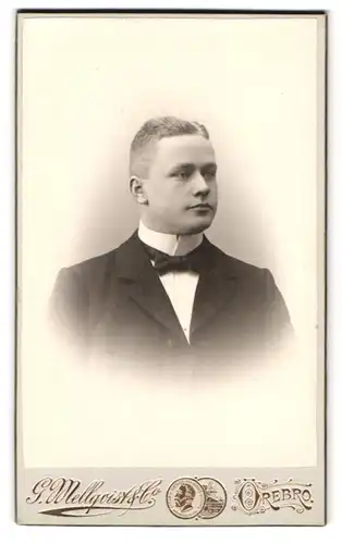 Fotografie G. Mellqvist & Co., Örebro, Portrait Mann im Anzug mit Fliege