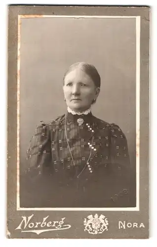 Fotografie K. G. T. Norberg, Nora, Rädhusgatan 24, Portrait alte Frau im karierten Kleid mit Brosche