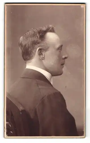 Fotografie R. Cöster, Landskrona, Stora Norrgatan 15, Portrait Herr im Anzug von hinten fotografiert, Rückenportrait