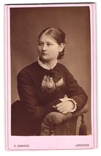 Fotografie W. Hermansen, Landskrona, Portrait junge Frau im dunklen Kleid mit Rüschekragen