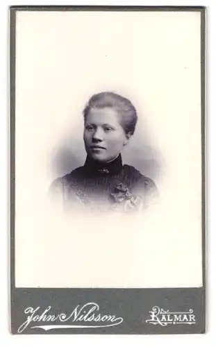 Fotografie John Nilsson, Kalmar, Portrait Frau um Biedermeierkleid mit zurückgebundene Haaren