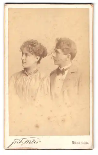 Fotografie Fritz Weber, Nürnberg, Splitterthorgraben 45, Portrait junges Paar im Kleid und Anzug mit Locken