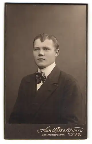 Fotografie Axel Caulborn, Ystad, Portrait Herr im Anzug mit Fliege und gegelten Haaren