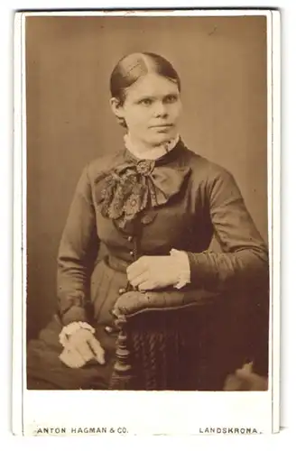 Fotografie Anton Hagman & Co., Landskrona, Portrait Frau im Biedermeierkleid mit Schleife