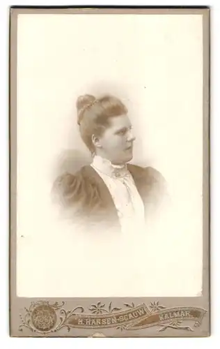 Fotografie H. Hansen-Scauw, Kalmar, Portrait Dame im Kleid mit Puffärmel und Hochsteckfrisur