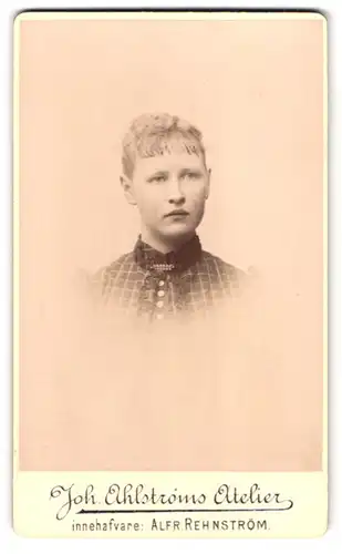 Fotografie Joh. Ahlström, Motala, Portrait junge Frau im karierten Kleid mit Locken
