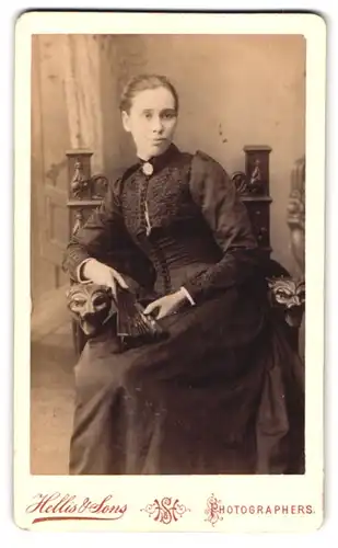 Fotografie Hellis & Sons, London, Regent Str. 211-213, Portrait junge Frau im Biedermeierkleid mit Brosche