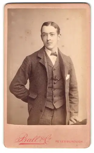 Fotografie Ball & Co., Peterborough, Narrow St. 13, Portrait junger Mann im Tweed Anzug mit Fliege