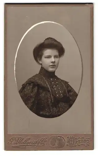 Fotografie G. Wellquist & Co., Örebro, Portrait junge Frau im Kleid mit toupierten Haaren