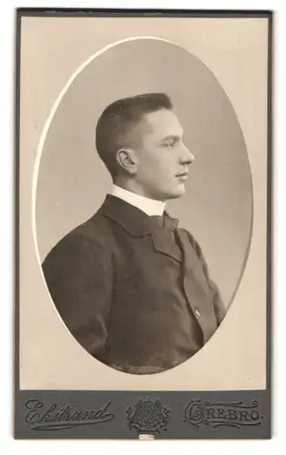 Fotografie Olof Ekstrand, Örebro, Köpmang 21, Portrait junger Mann im Anzug im Seitenprofil