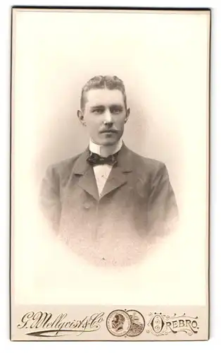 Fotografie G. Mellqvist & Co., Örebro, Portrait Mann im Anzug mit Fliege und Mittelscheitel