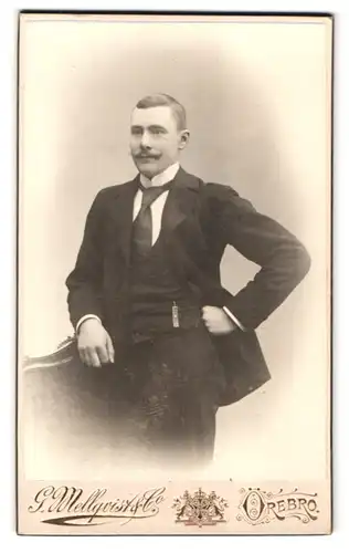 Fotografie G. Mellqvist & Co., Örebro, Portrait Herr im feinen Anzug mit Moustache