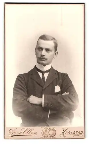Fotografie Anna Ollson, Karlstad, Portrait Herr im Anzug mit Krawatte und Moustache