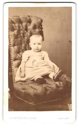 Fotografie Ed. Wettstein, Verviers, 34, Rue de la Tranchée, Kind sitzt in einem Sessel