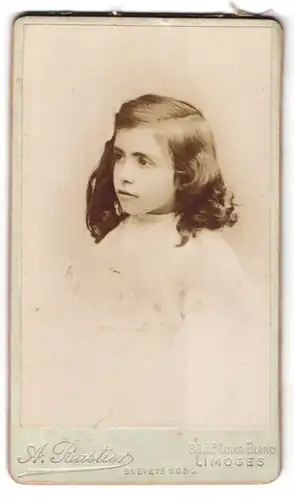 Fotografie A. Bastier, Limoges, 33. Boulevard Louis Blanc, Mädchen in weissem Kleid im Portrait