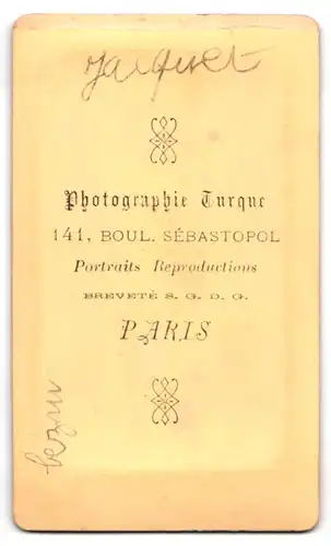 Fotografie Photographie Turque, Paris, Boul. Sébastopol 141, Kind mit Trompete /Signalhorn und Hut