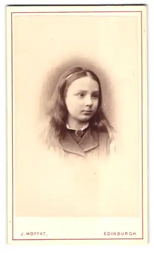 Fotografie J. Moffat, Edinburgh, 125 Princess Street, Mädchen mit langem Haar im Portrait