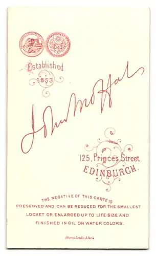 Fotografie J. Moffat, Edinburgh, 125 Princess Street, Mädchen mit langem Haar im Portrait