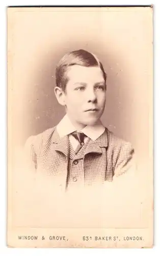 Fotografie Window & Grove, London, 63 Baker Street, Harry Norris Dugmore in kariertem Anzug im Portrait