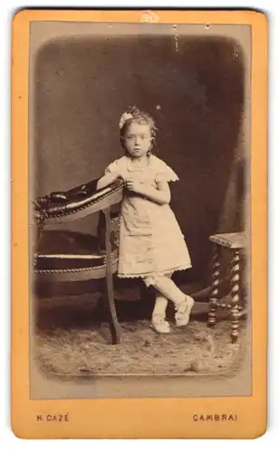 Fotografie H. Caze, Cambrai, Rue des Liniers, Mädchen im weissem Kleidchen