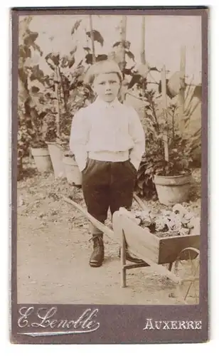 Fotografie E. Lenoble, Auxerre, 19 Rue Paul Bert, Junge im Garten mit Schubkarre