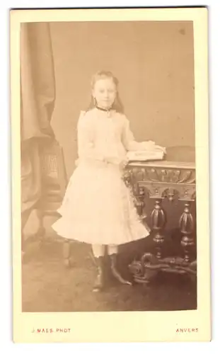 Fotografie J. Maes, Anvers, 23 Rempart Str., lächelndes Mädchen im weissem Kleid
