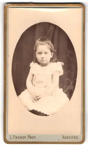 Fotografie L. Yrondy, Auxerre, 19 Rue Paul Bert, Kleines süsses Mädchen im weissem Kleid