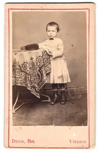 Fotografie Denis, Vierzon, Kind mit Baskenmütze am Tisch lehnend