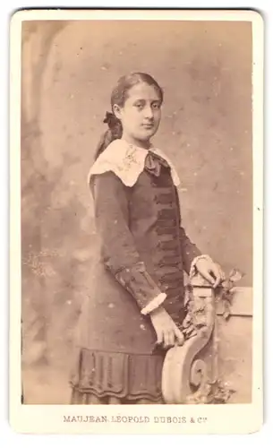 Fotografie Maujean Dubois, Paris, 30 Rue du Faubourg St Honore, junge Dame in Kleid