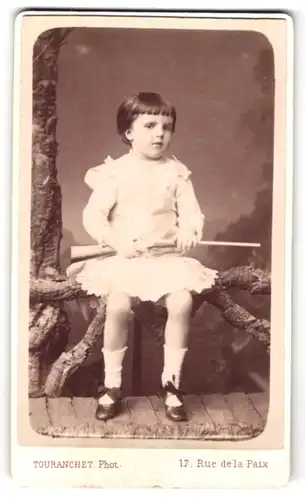 Fotografie Touranchet, Paris, 17 Rue de la Paix, Mädchen mit Spielzeuggewehr