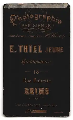 Fotografie E. Thiel, Reims, 18 Rue Buirette, Mädchen im Kleid mit Boulkugel