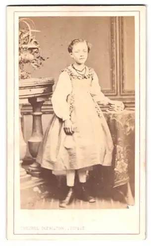 Fotografie Chesnel Glenisson, Charenton, 5 Chemin de Conflans, junge Dame im taillierten Kleid