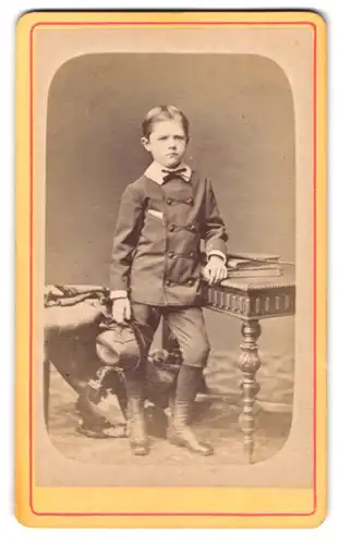 Fotografie E. Josz-Bertainchand, Mons, 35 Rue de la Chaussée, Junge mit grimmigen Blick