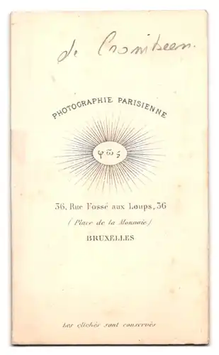 Fotografie Delabarre and C, Bruxelles, 36. Rue Fossé aux Loups, edler Mann mit Anzug, Fliege und Schnauzbart