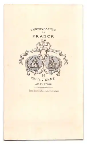 Fotografie Franck, Paris, 18. Rue Vivienne, ernst wirkender Mann mit Fliege