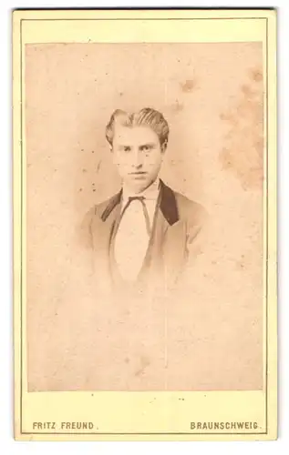 Fotografie Fritz Freund, Braunschweig, Höhe Nr. 27, junger ernst wirkender Mann mit zurück gekämmten Haaren