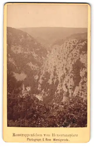 Fotografie E. Rose, Wernigerode, Ansicht Rosstrappe, Felsen vom Hexentranzplatz aus gesehen