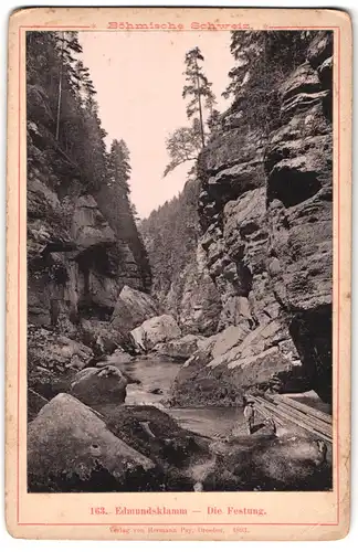 Fotografie Hermann Poy, Dresden, Ansicht Edmundsklamm, Partie an der Festung