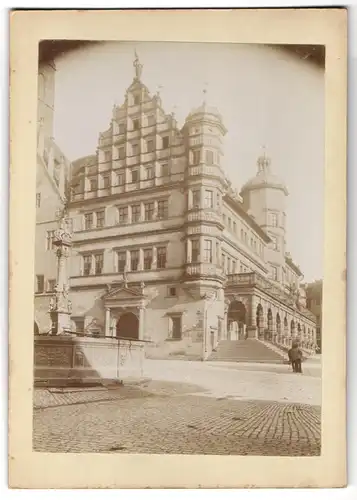 Fotografie unbekannter Fotograf, Ansicht Rothenburg o.d.T., Rathaus und Brunnen