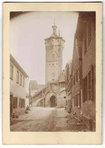 Fotografie unbekannter Fotograf, Ansicht Rothenburg o.d.T., Strassenansicht mit Klingentor