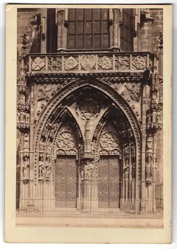 Fotografie unbekannter Fotograf, Ansicht Nürnberg, Hauptportal der Frauenkirche